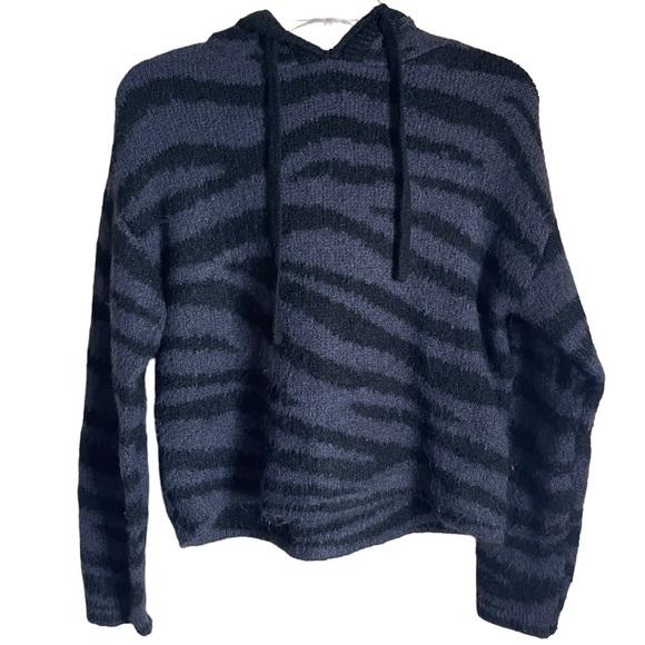 PINK Victoria's Secret Black & Gray Tiger Striped Fuzzy Cropped Sweater XS - Picture 2 of 8